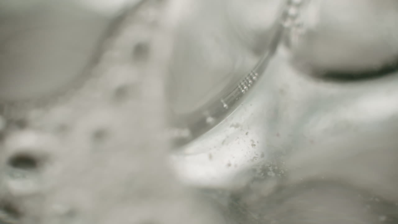 líquido transparente viscoso que se mueve lentamente fuera del marco.