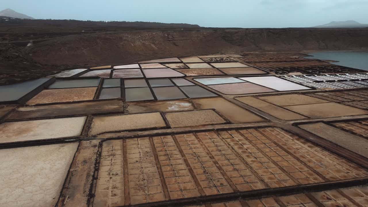 Volo attraverso le splendide saline di Janubio a Lanzarote, Isole Canarie, Spagna. - Riprese aeree con drone