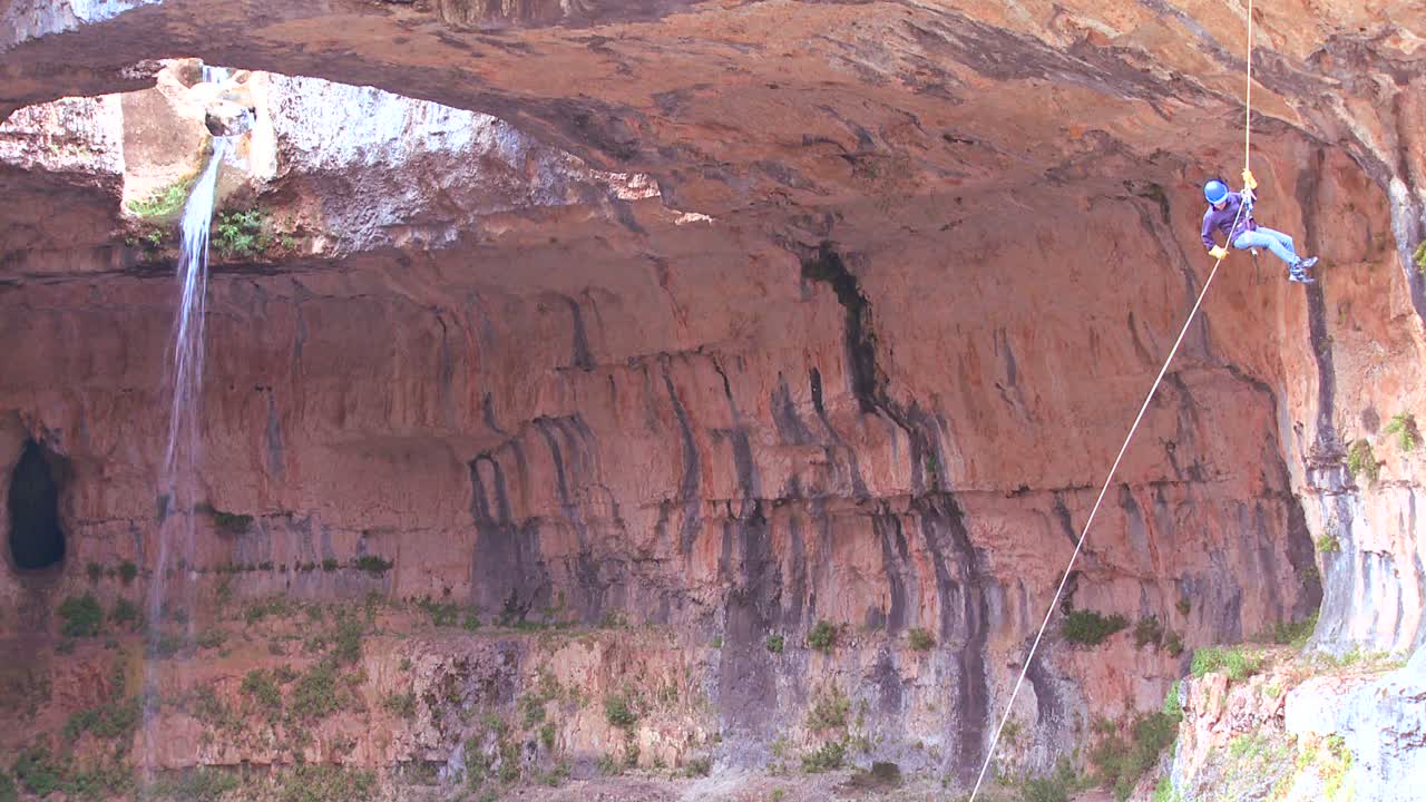 폭포와 동굴은 레바논 2의 언덕에서 리펠러와 모험가를 끌어들입니다.
