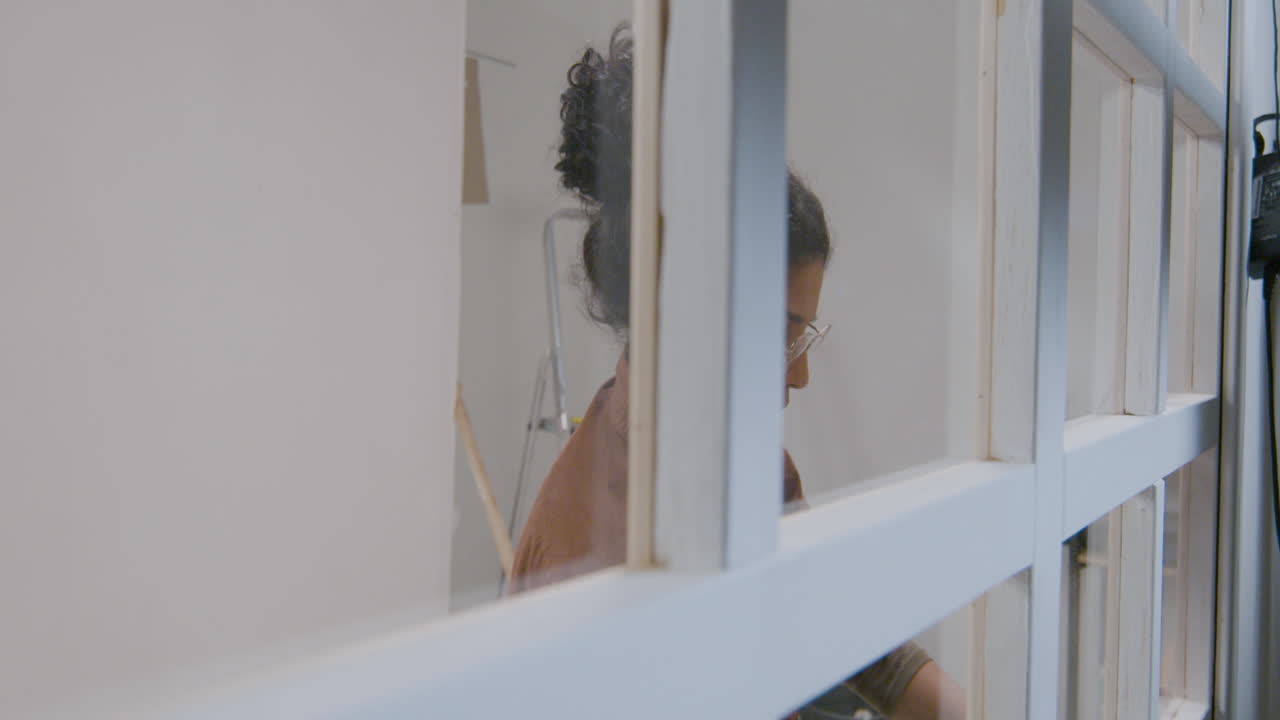 mujer usando cinta métrica