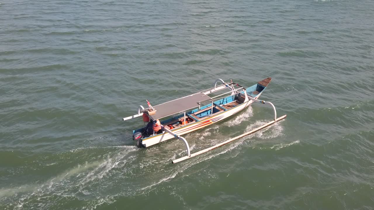 jukung balinés, canoa, bote pequeño cadik navegando en el agua en bali, indonesia