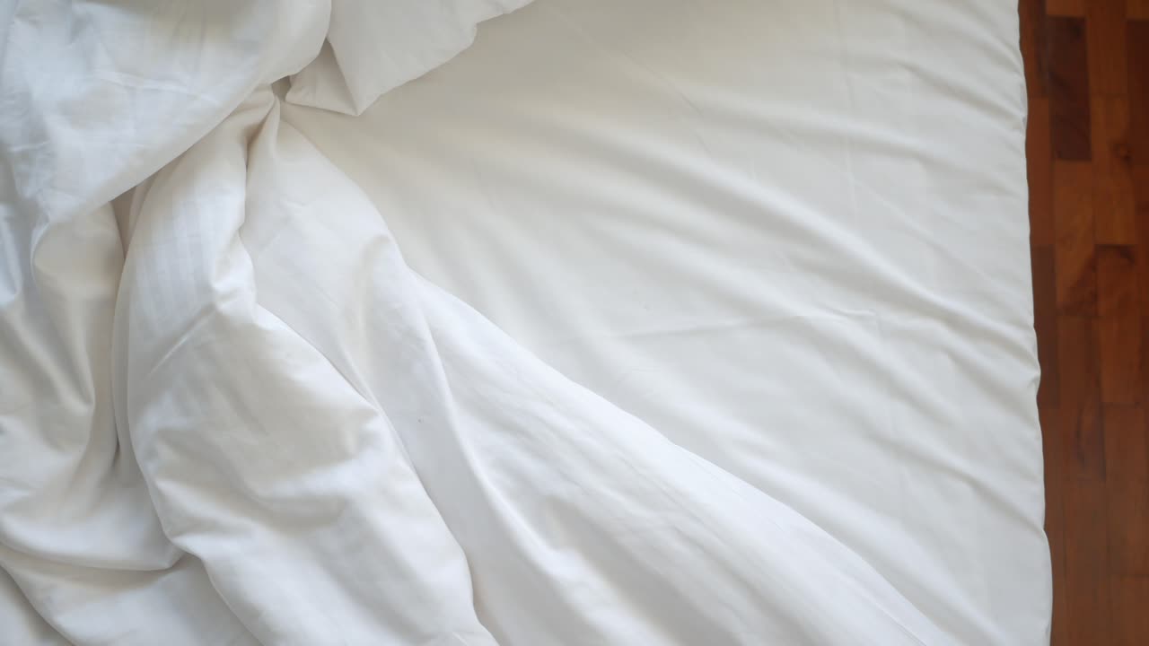 cama desordenada por la mañana , cama desordenada después de despertarse