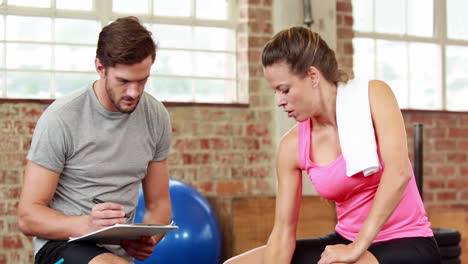 mujer en forma hablando con su entrenador