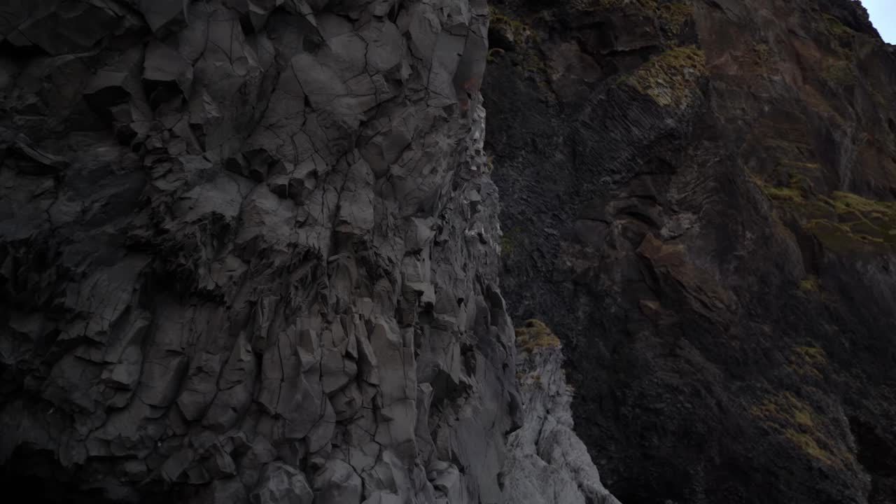 tomada panorámica de los acantilados de basalto en la playa de reynisfjara en la costa sur de islandia