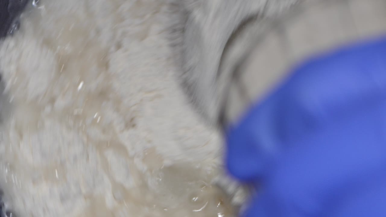 나무주걱으로 반죽을 저어주세요