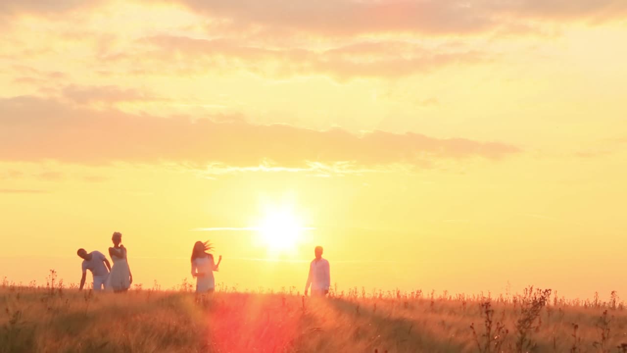 사람 들 과 함께 밀 들 위 에 해 가 지는 것