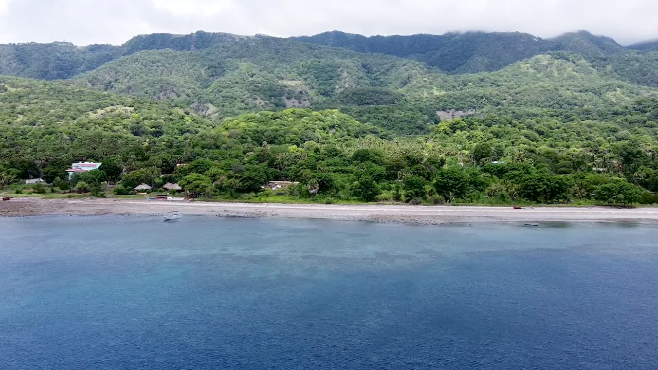 아름다운 산호초 바다 위로 외딴 외딴 열대 섬, 동티모르, 동남아시아의 아타우로 섬을 향해 날아가는 공중 드론