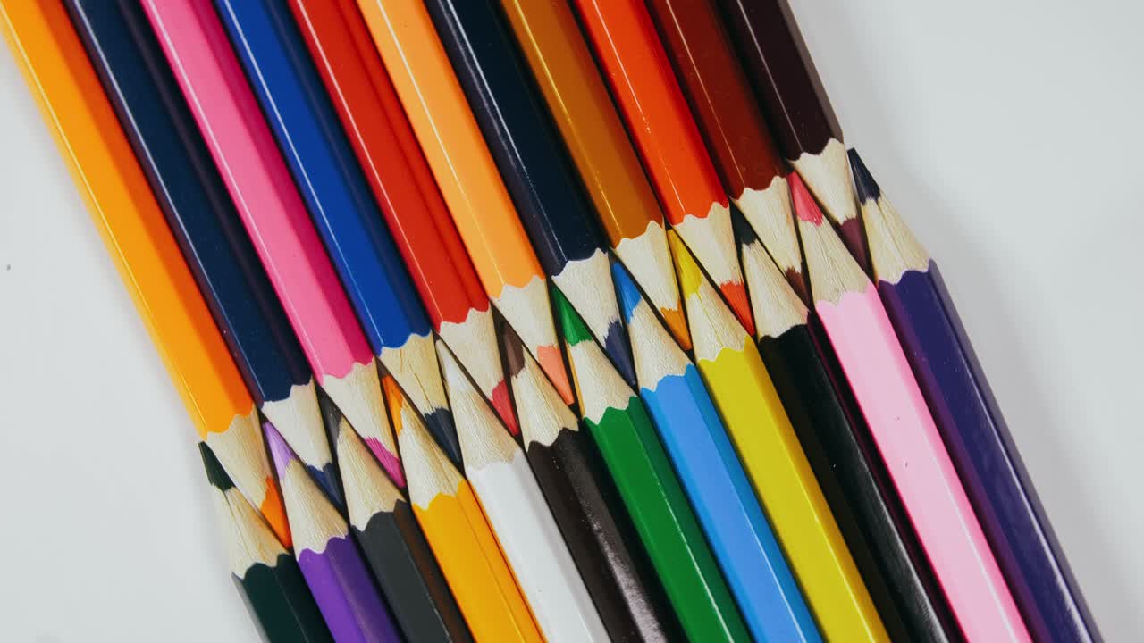 el bolígrafo se sintió en el tocadiscos. el marcador girar girar. girar, crear patrón, hacer el diseño de la forma del círculo. vista superior, colocación plana