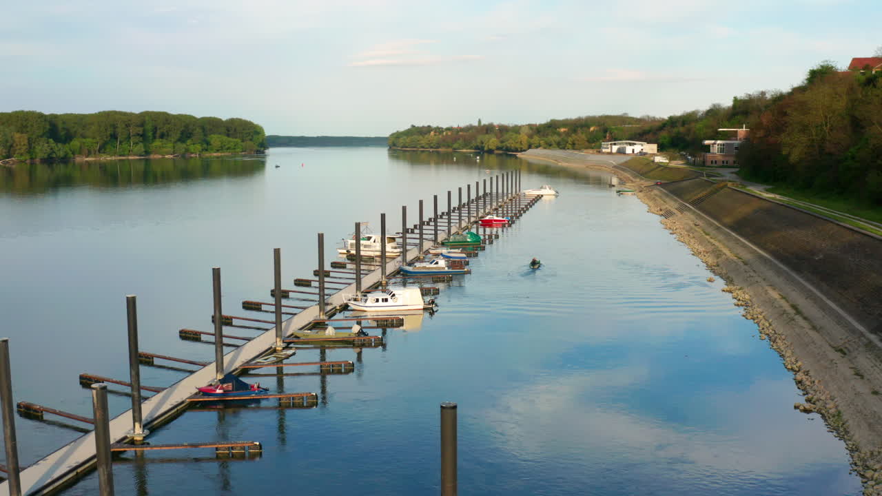 embarcadero - astillero en el río danubio en vukovar, croacia