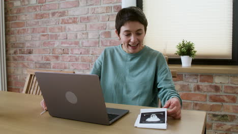 mujer haciendo videollamada en la mesa