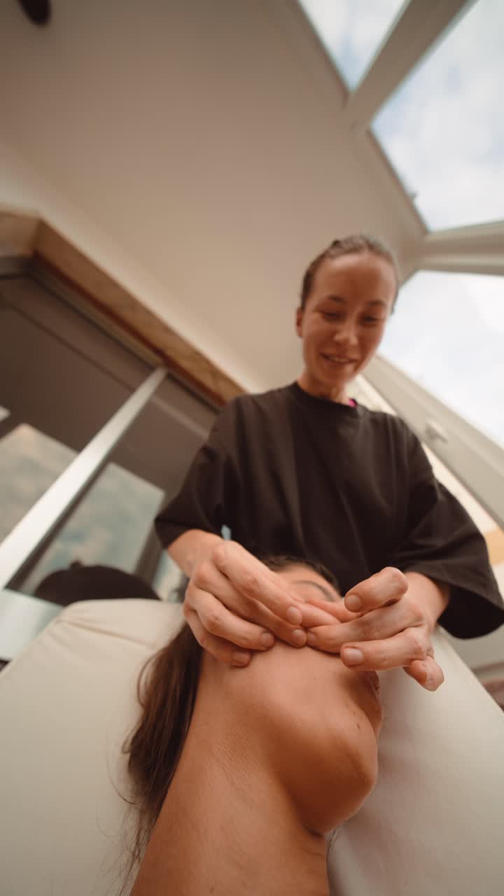 Professionell ansiktsmassage för en ung kvinna