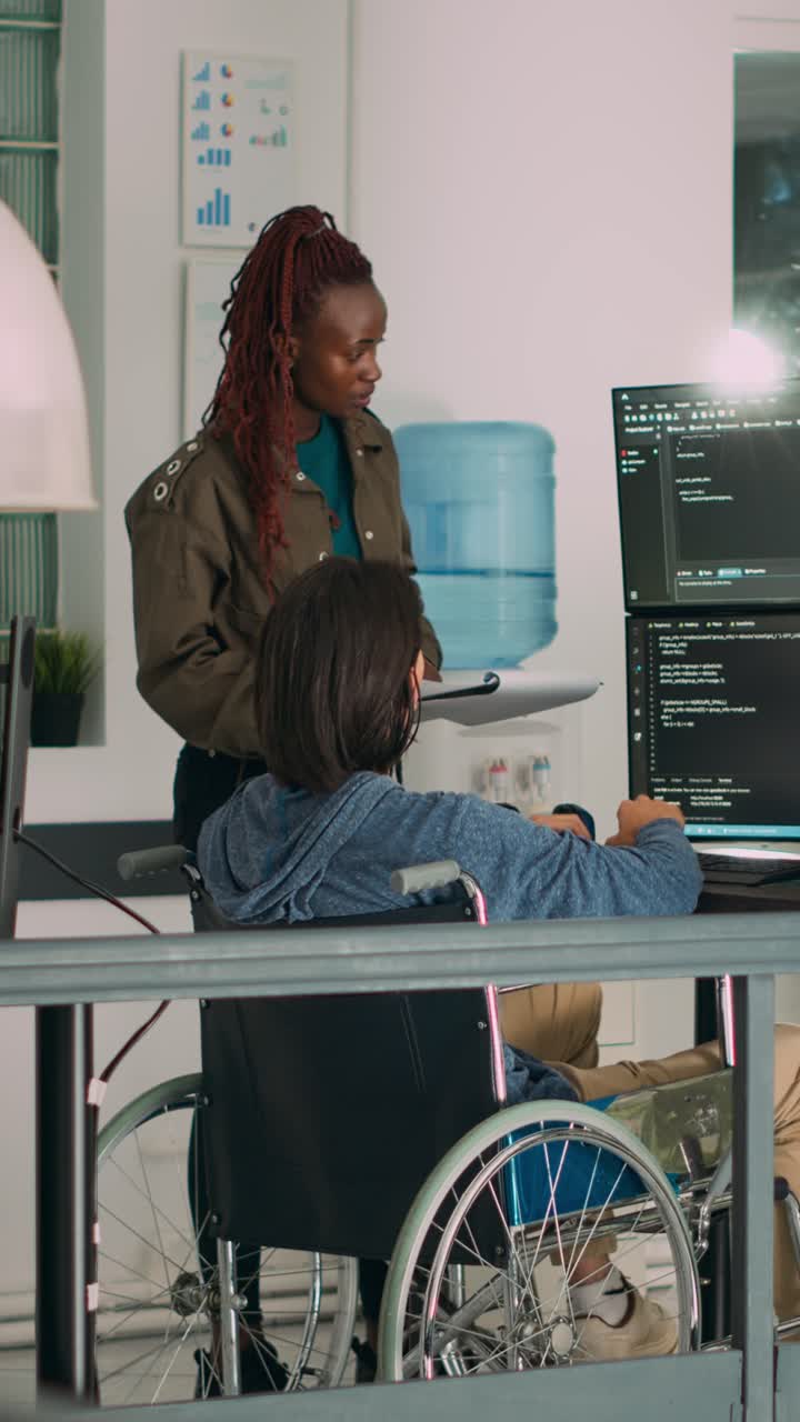 Video verticale: programmatore asiatico con disabilità cronica che lavora al codice software