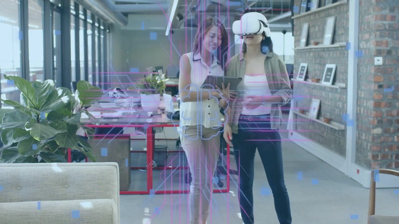 Nettbrettoperatør trykker på nettbrett og veileder bruker med hodesett gjennom AR-demo, hologrammer justeres.