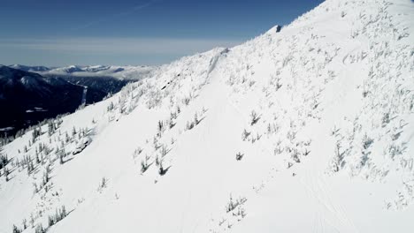 montaña cubierta de nieve durante el invierno 4k
