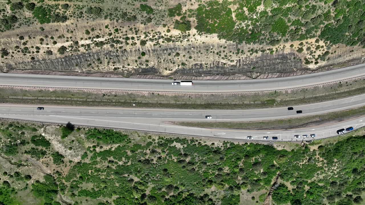 경치 좋은 전망대 가 있는 고속도로 의  ⁇  아래 에어  ⁇