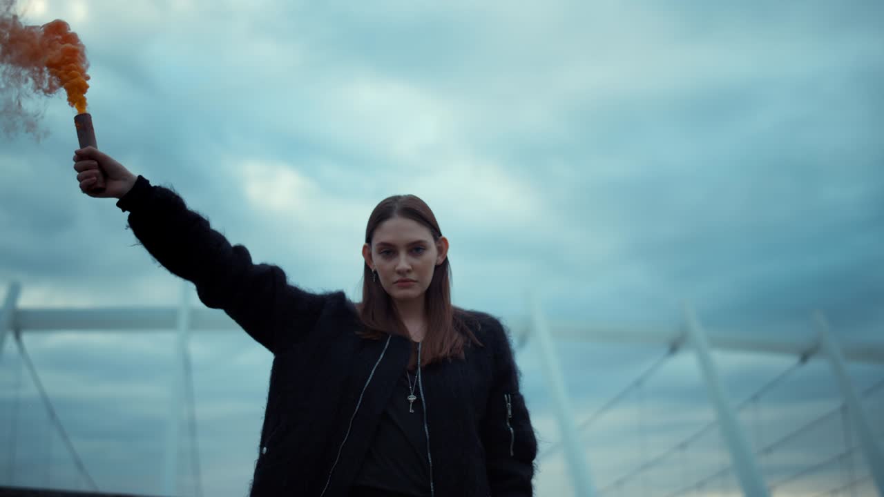 chica protestando en la calle con una bomba de humo en la mano. mujer sosteniendo una granada de humo