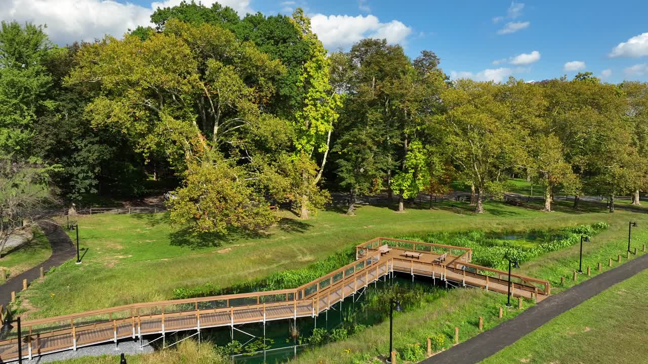 나무 로 된 보행자 다리, 휘어지는 길, 울창 한 나무 들 이 있는 공원