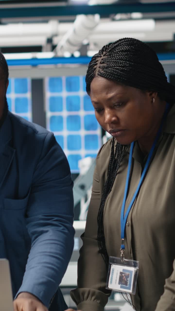 Vertikal video: Afroamerikanske inspektører deltager i briefing om produktionsmålinger.
