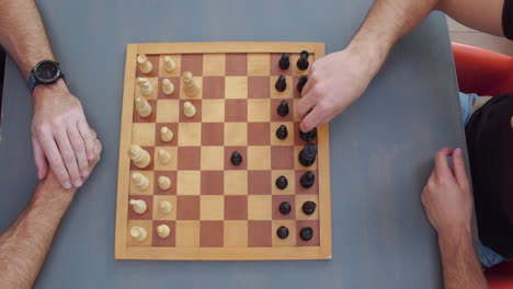 schach spielen. die kamera befindet sich über der platine