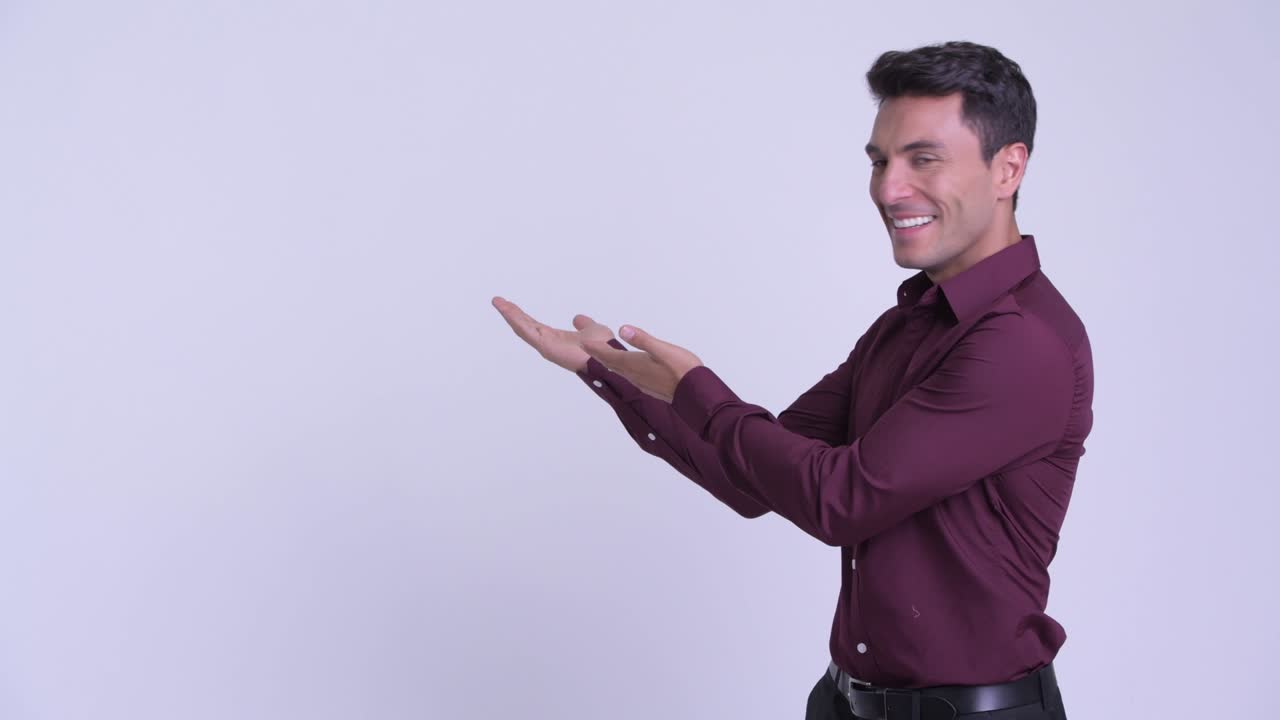 joven y guapo empresario hispano