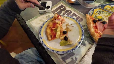 persona comiendo pizza en un restaurante