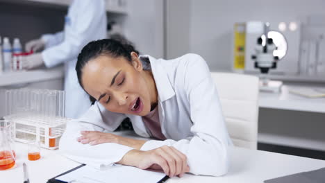 Científico,-Cansado-Y-Mujer-Durmiendo-En-El-Laboratorio.