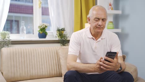 The-old-man-texting-on-the-phone-breaks-up-with-his-girlfriend.