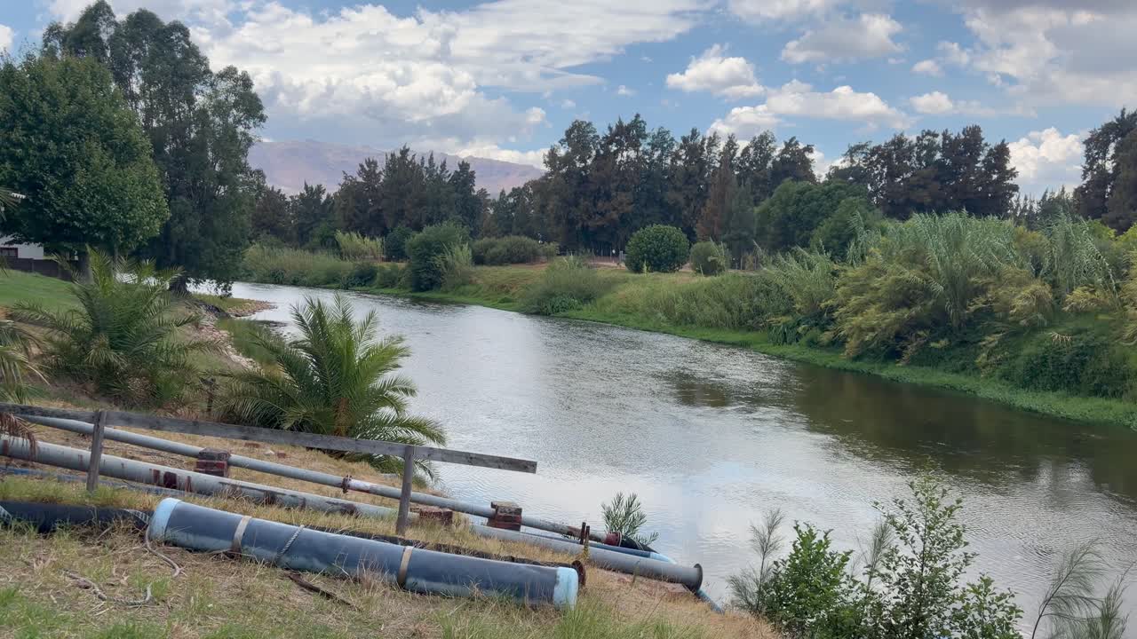 Un fiume che scorre in un resort vicino a Città del Capo, Sudafrica.