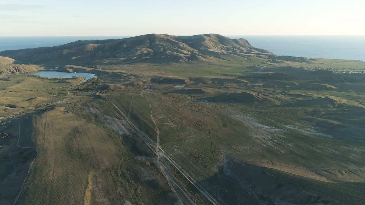 воздушный вид горного прибрежного ландшафта