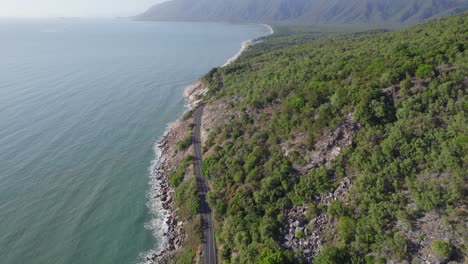 mirador rex con idílica vista al mar en el norte de queensland, australia - toma aérea