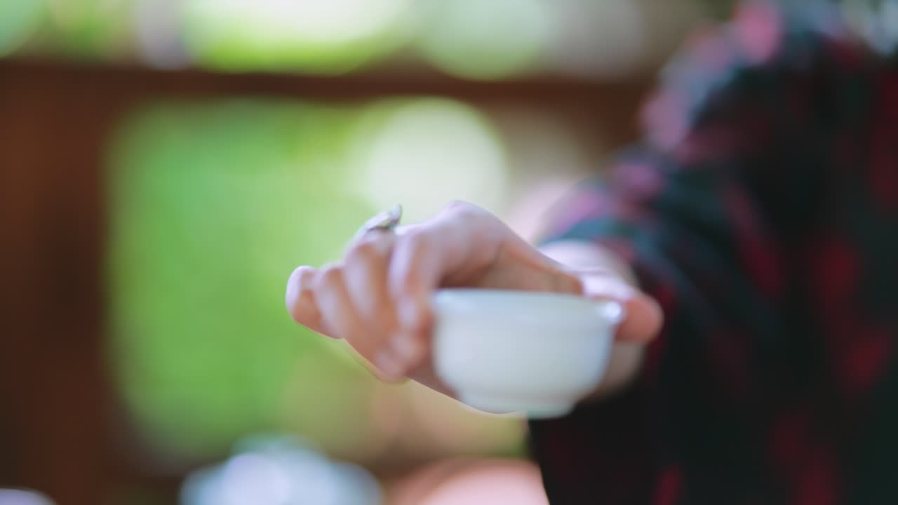 전통적 인 환경 에서 차 를 제공 하는 여자