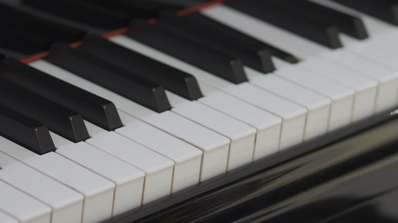 piano grande. teclas de piano profesionales que se tocan a sí mismas. bucle sin costuras de primer plano. para la educación en música clásica. tecras de piano blancas y negras que tocan por sí mismas. ai tocando a sí mismas sin pianista.