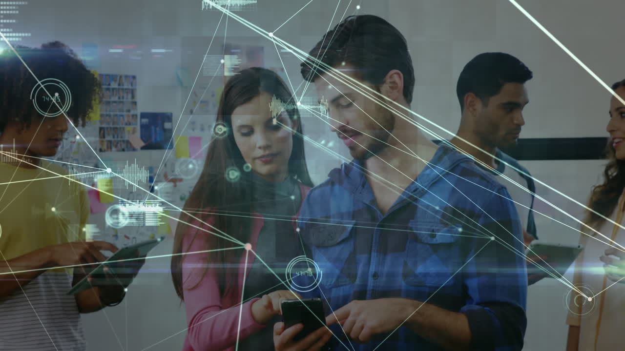 red de conexiones y procesamiento de datos contra colegas de oficina discutiendo por teléfono inteligente