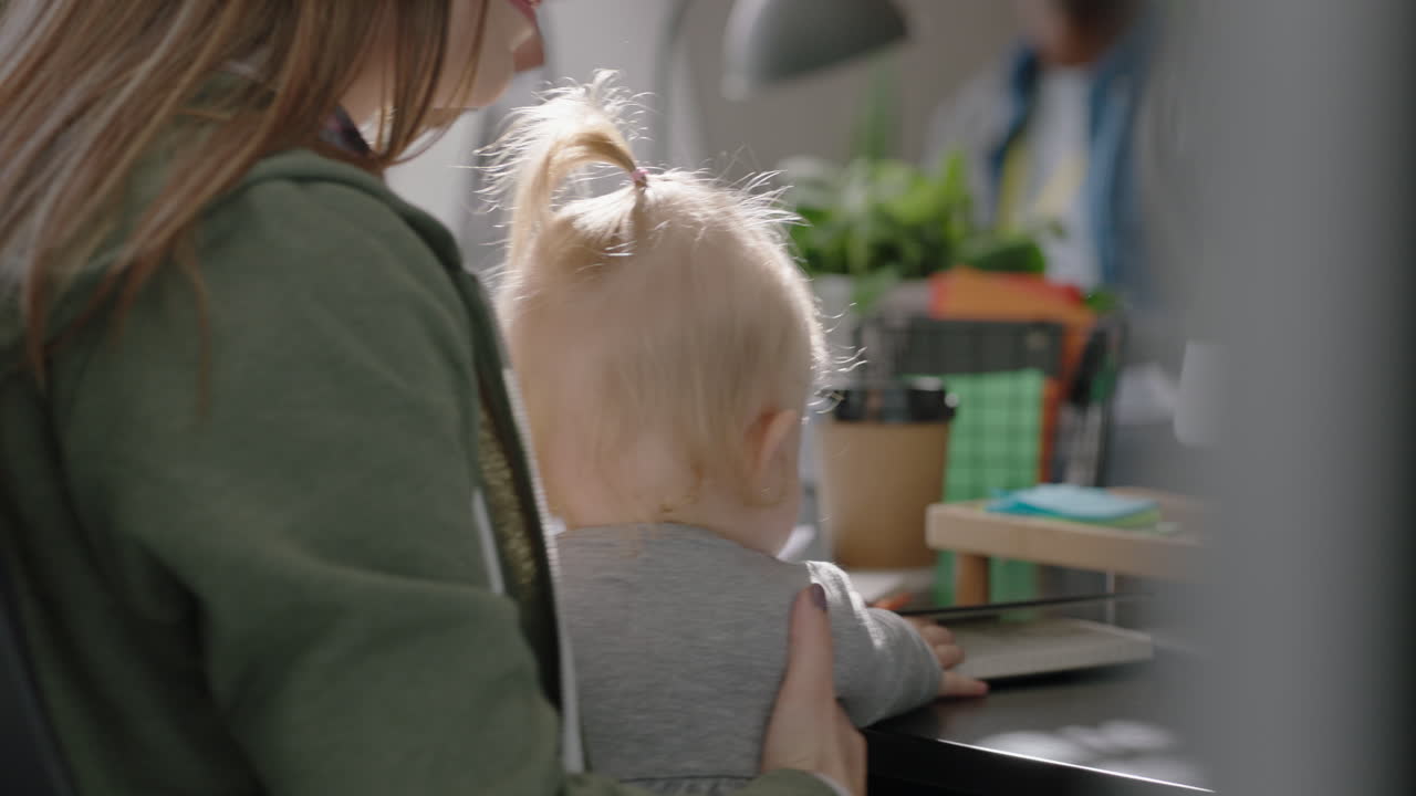 mujer de negocios madre jugando con el bebé hija en el trabajo juguetona niña disfrutando de la madre amorosa maternidad exitosa en el lugar de trabajo de la oficina