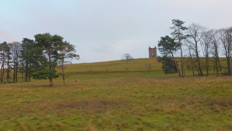 Viajando-Por-Direita-Do-Lyme-Park,-La-Torre-De-La-Jaula-Al-Fondo-En-Manchester