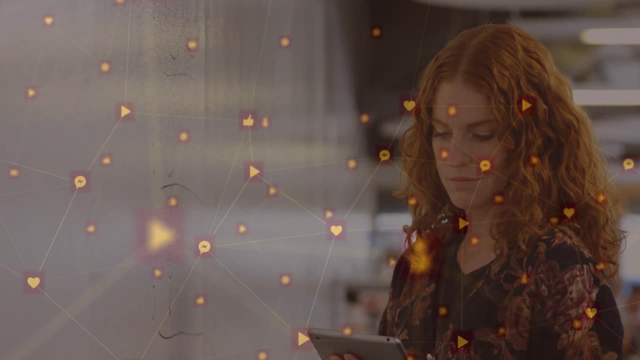 video compuesto digital de la red de conexión con iconos de interfaz contra mujer usando tableta