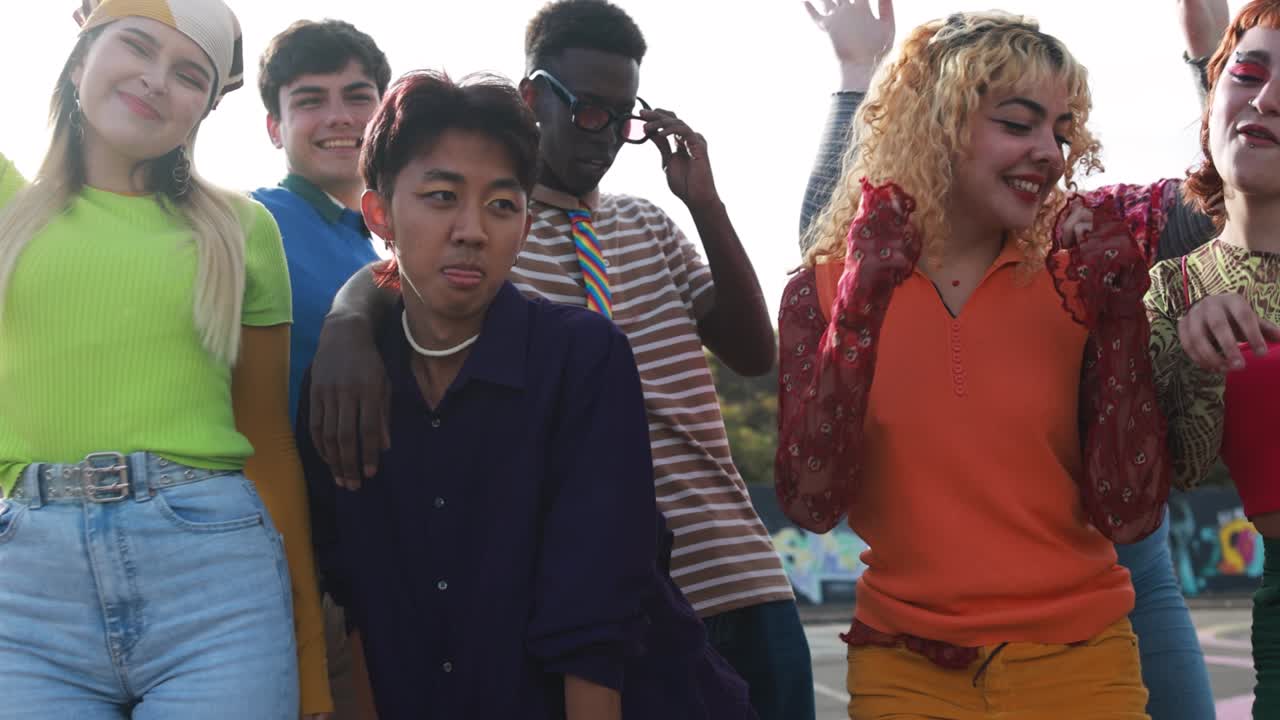 jóvenes felices bailando al aire libre en un evento festivo - concepto de fiesta y entretenimiento