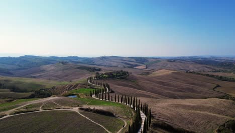 Magischer-Luftflug-Von-Oben,-Toskana,-Zypressenallee,-Ländliche-Gasse,-Italien