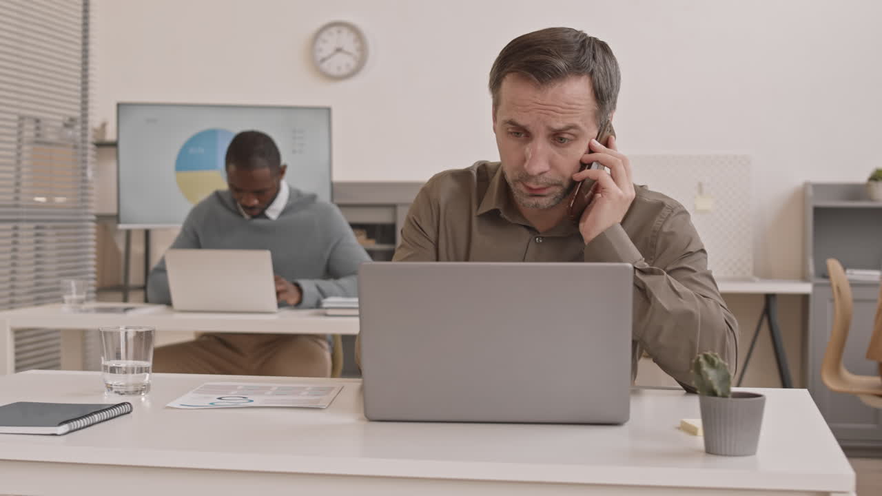 Mann führt ein Telefongespräch