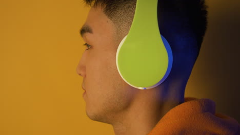 joven con auriculares