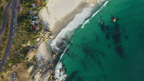 Luftaufnahme-Der-Wohlhabenden-Gegend-Von-Oben-über-Dem-Strand-Von-Hout-Bay