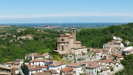 イタリア北部のピエモント地方のトレヴィルヒルトップの町と教会