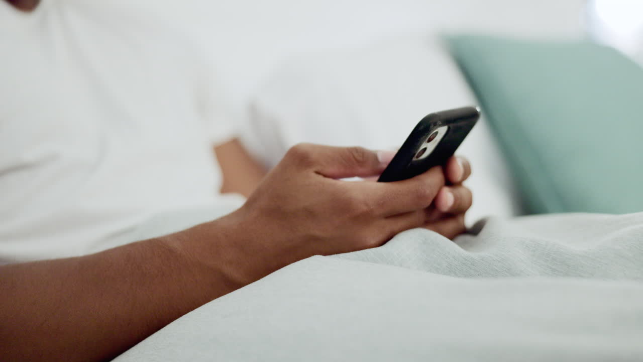 desplazamiento, cama y manos de un hombre con un teléfono
