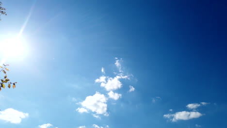 Blauer-Himmel-Mit-Sich-Schnell-Bewegenden-Wolken