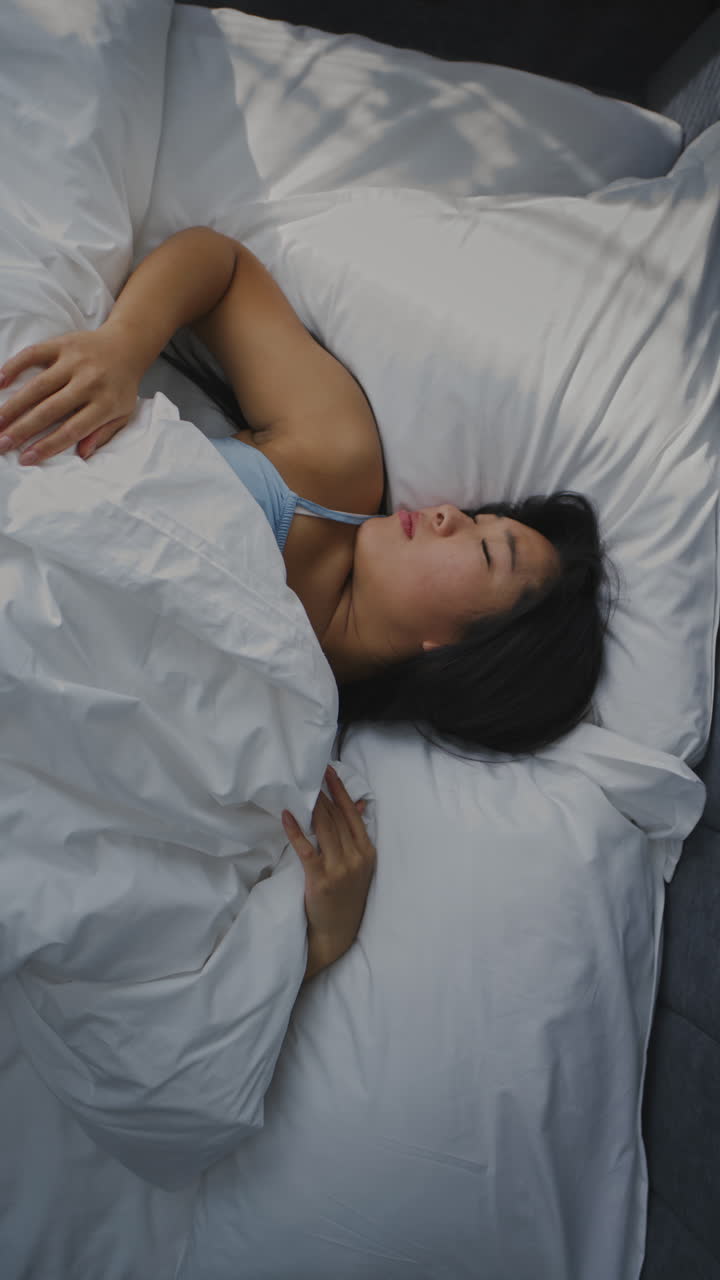 mujer durmiendo en la cama