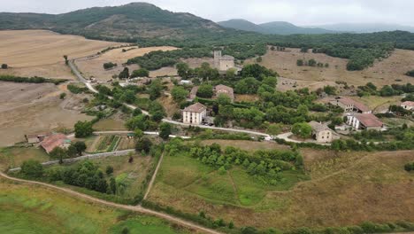 Pueblo-De-Nanclares-De-Gamboa-En-El-País-Vasco,-España,-Con-Edificios-Históricos,-Vista-Aérea