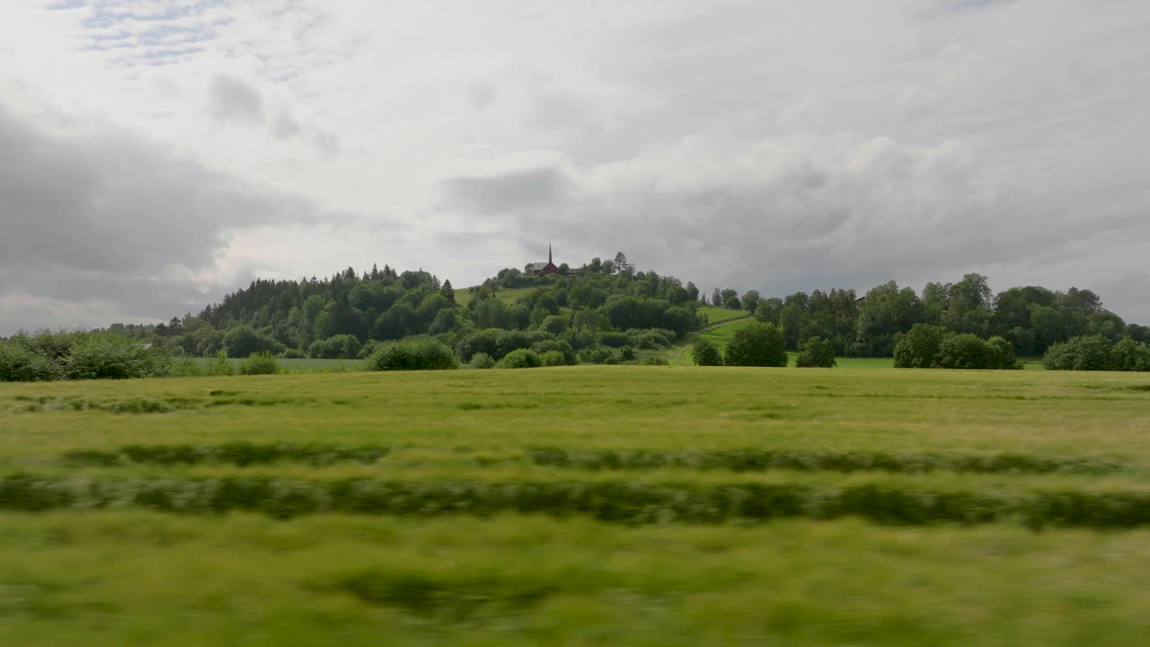 iglesia y caserío en lo alto de un cerro con