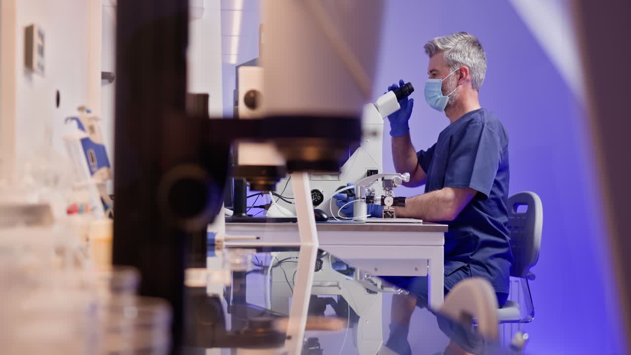 científico trabajando con un microscopio en un laboratorio