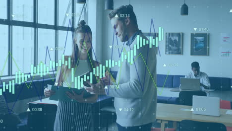 Animation-Von-Diagrammen-Und-Wechselnden-Zahlen-über-Kaukasischen-Kollegen,-Die-Im-Büro-Ideen-Austauschen
