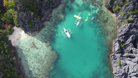 Aguas-Azul-Turquesa-Poco-Profundas-De-Una-Pequeña-Laguna-Tropical-En-El-Nido